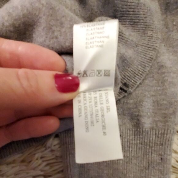 Beautiful M&V soft gray sweater with pearl detail - Picture 5 of 8